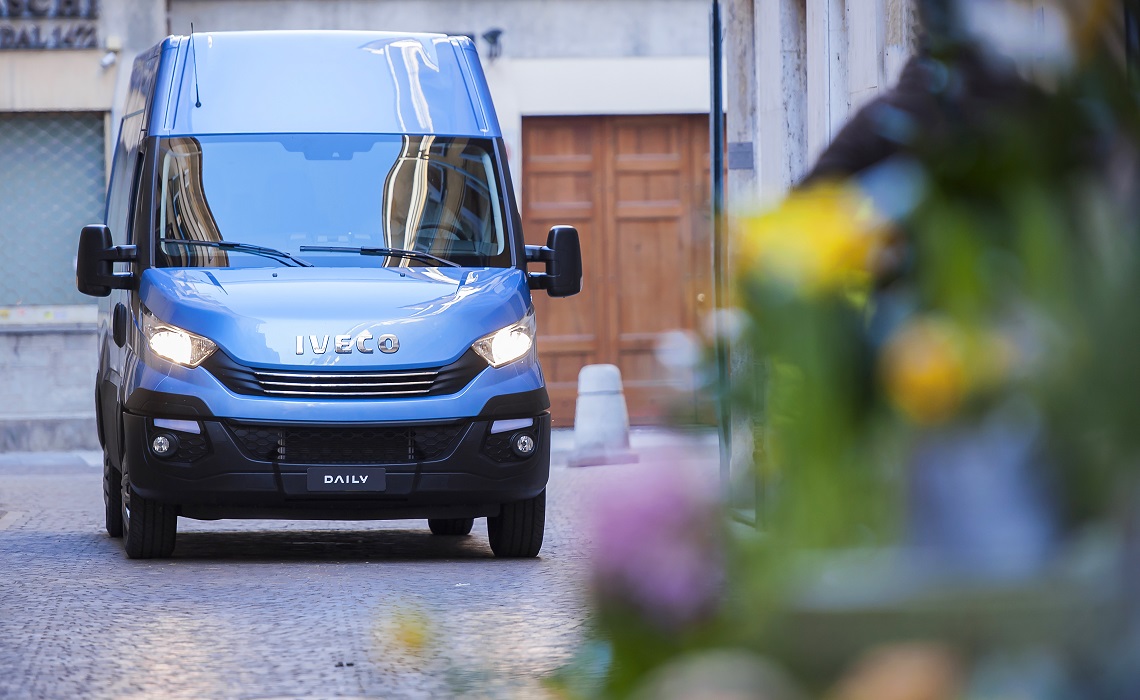Iveco Daily Front Blaa Kassevogn 2014 1140X700