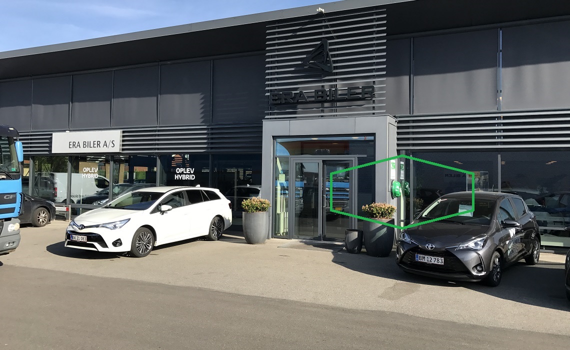 Hjertestarter hos ERA BILER Helsinge placeret ved hovedindgangen