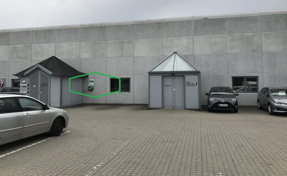 Hjertestarter hos ERA BILER i Frederikssund placeret ved værkstedsindgang