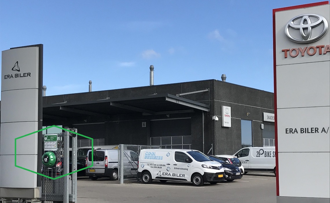 Hjertestarter hos ERA BILER i Hillerød placeret ved indgang til virksomhed